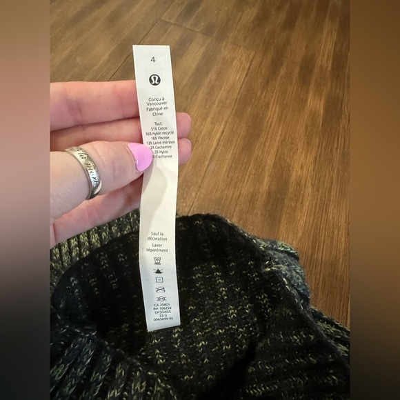 Lululemon Cotton-Cashmere Blend Mock Neck Sweater
Green Navy Black
W3GKGS
Sz 4 - Picture 4 of 8